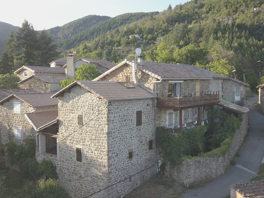 chez ALICE ET CLEMENT,Les COMBES HAUTES Hameau à 3 kms de VALS