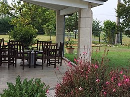Terrasse couverte devant le gîte.