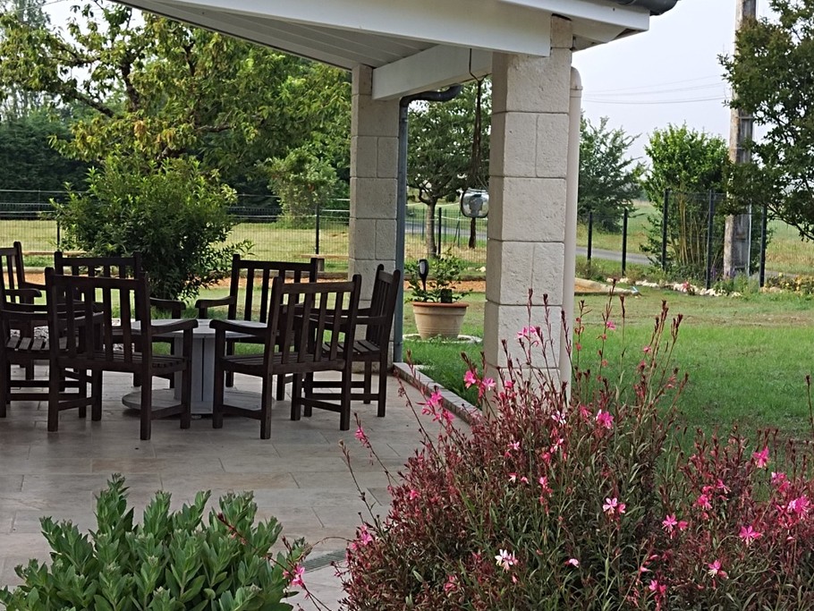 Terrasse couverte devant le gîte.