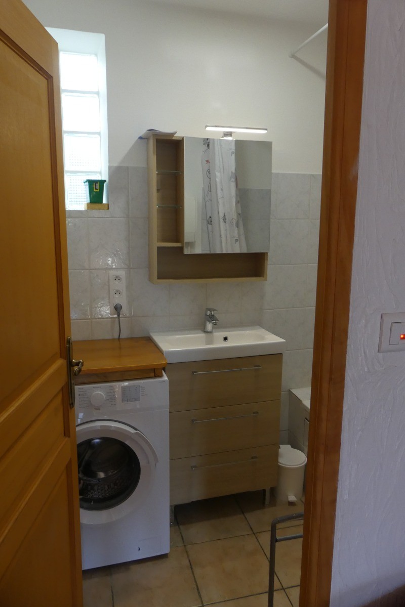 machine à laver dans salle de bain du bas