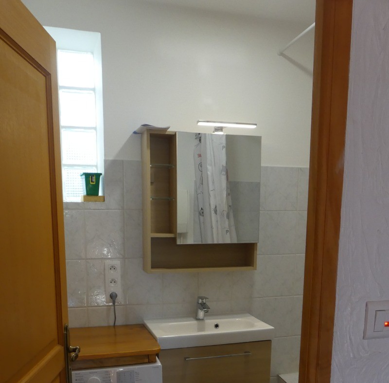 machine à laver dans salle de bain du bas