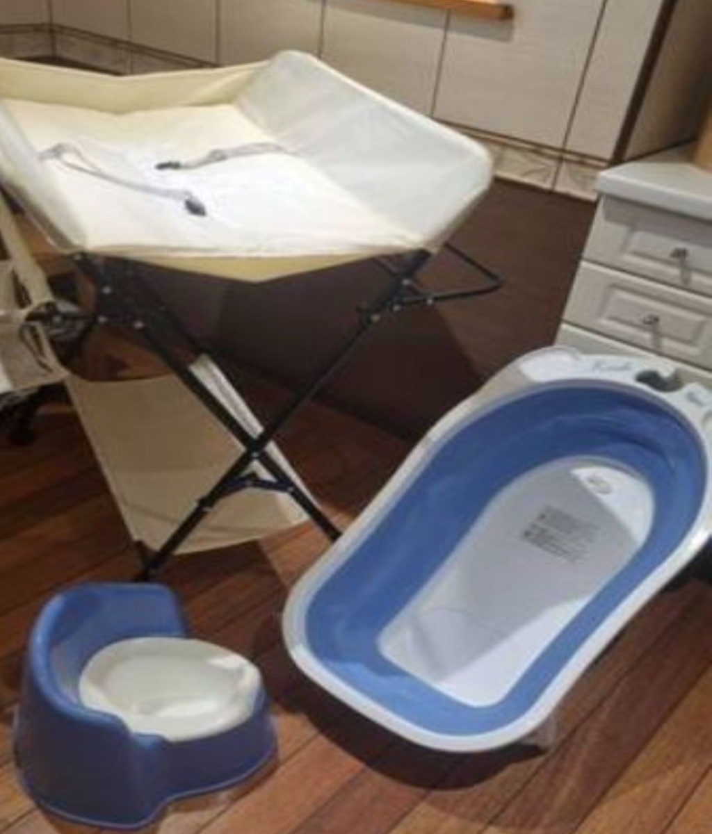 dans la salle de bain: 
- une baignoire
- 2 peignoirs (bébé et enfant)
- une table à langer
- un petit pot