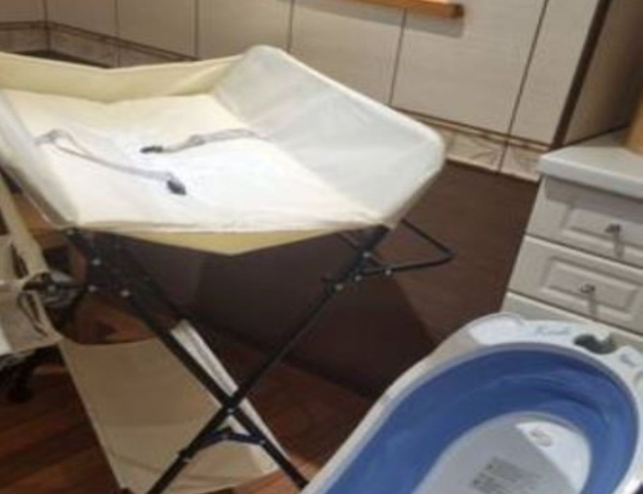 dans la salle de bain: 
- une baignoire
- 2 peignoirs (bébé et enfant)
- une table à langer
- un petit pot