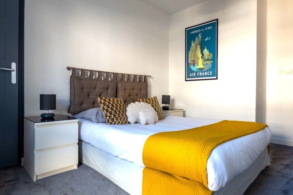 Chambre pour 2 personnes (literie de qualité hôtelière en 160 cm). Linges fournis.