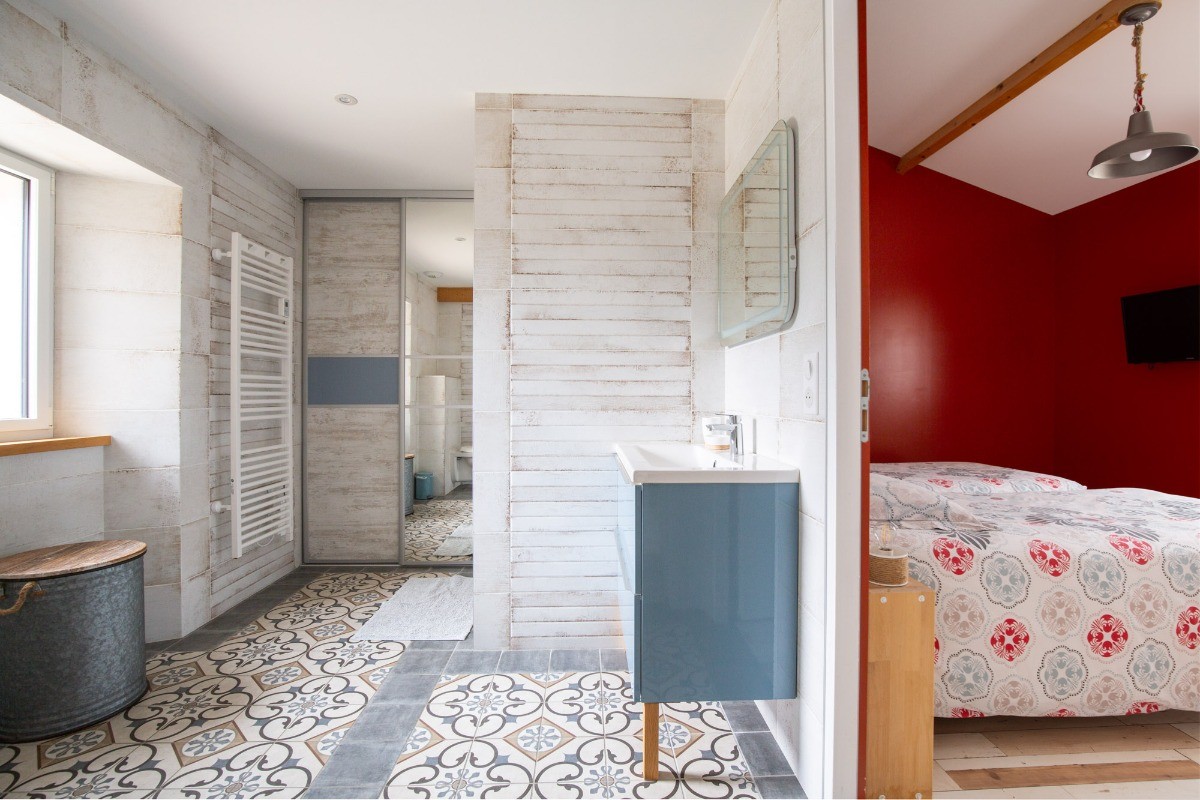 Salle de bain avec douche italienne de 2 M2, colonne hydro-massante, vasque et WC.