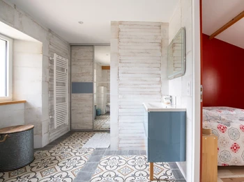 Salle de bain avec douche italienne de 2 M2, colonne hydro-massante, vasque et WC.