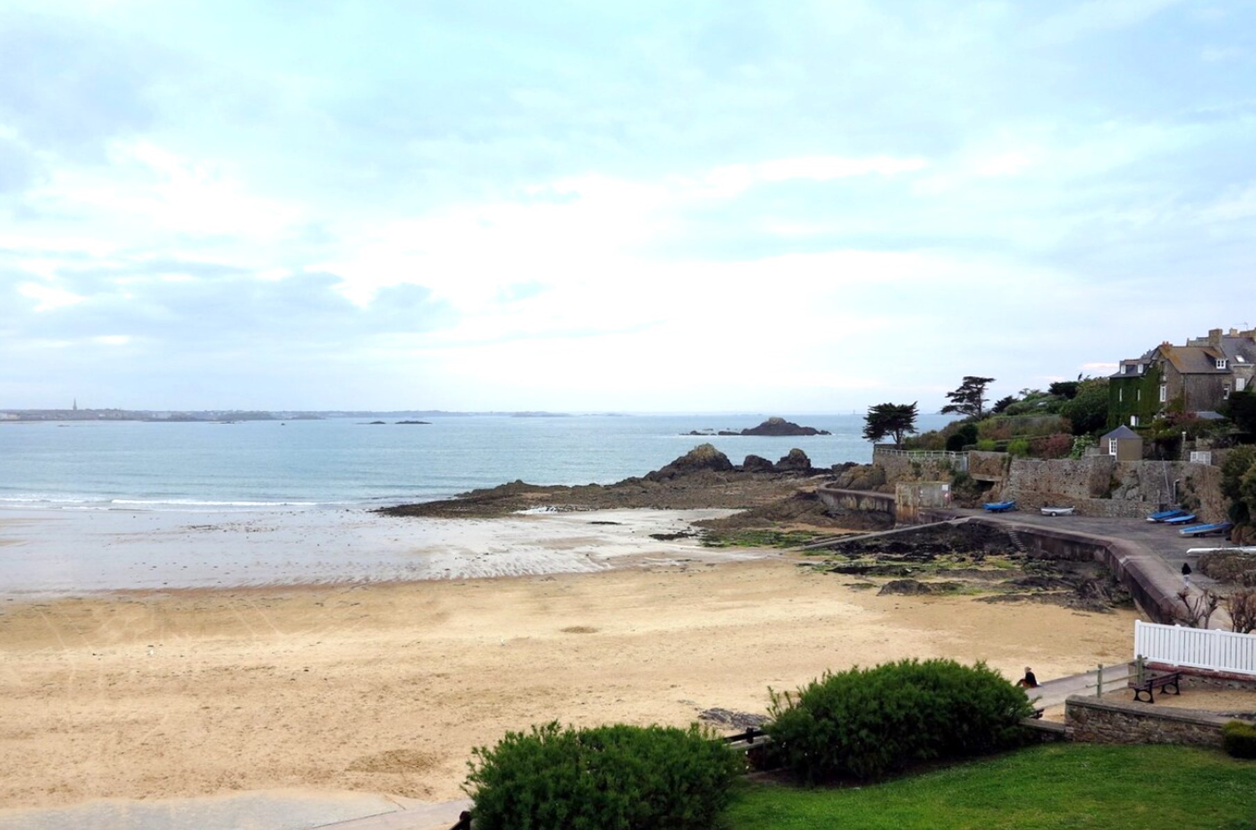La location de vacances se trouve au pied de la Plage du Pont à Saint-Malo.