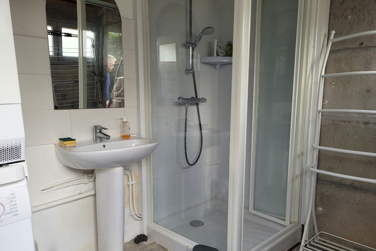 Location, 4/6 personnes à TREBEURDEN à 5 minutes PLAGE - 10 minutes PERROS-GUIREC - COTES D'ARMOR - BRETAGNE -Douche retour de plage-  Accès par l'extérieur.