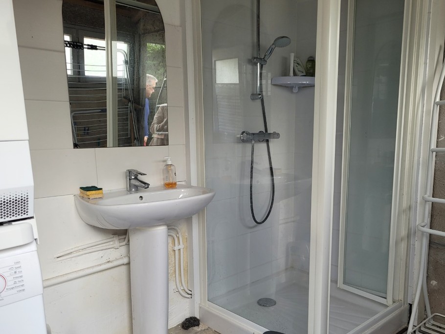 Location, 4/6 personnes à TREBEURDEN à 5 minutes PLAGE - 10 minutes PERROS-GUIREC - COTES D'ARMOR - BRETAGNE -Douche retour de plage- Accès par l'extérieur.