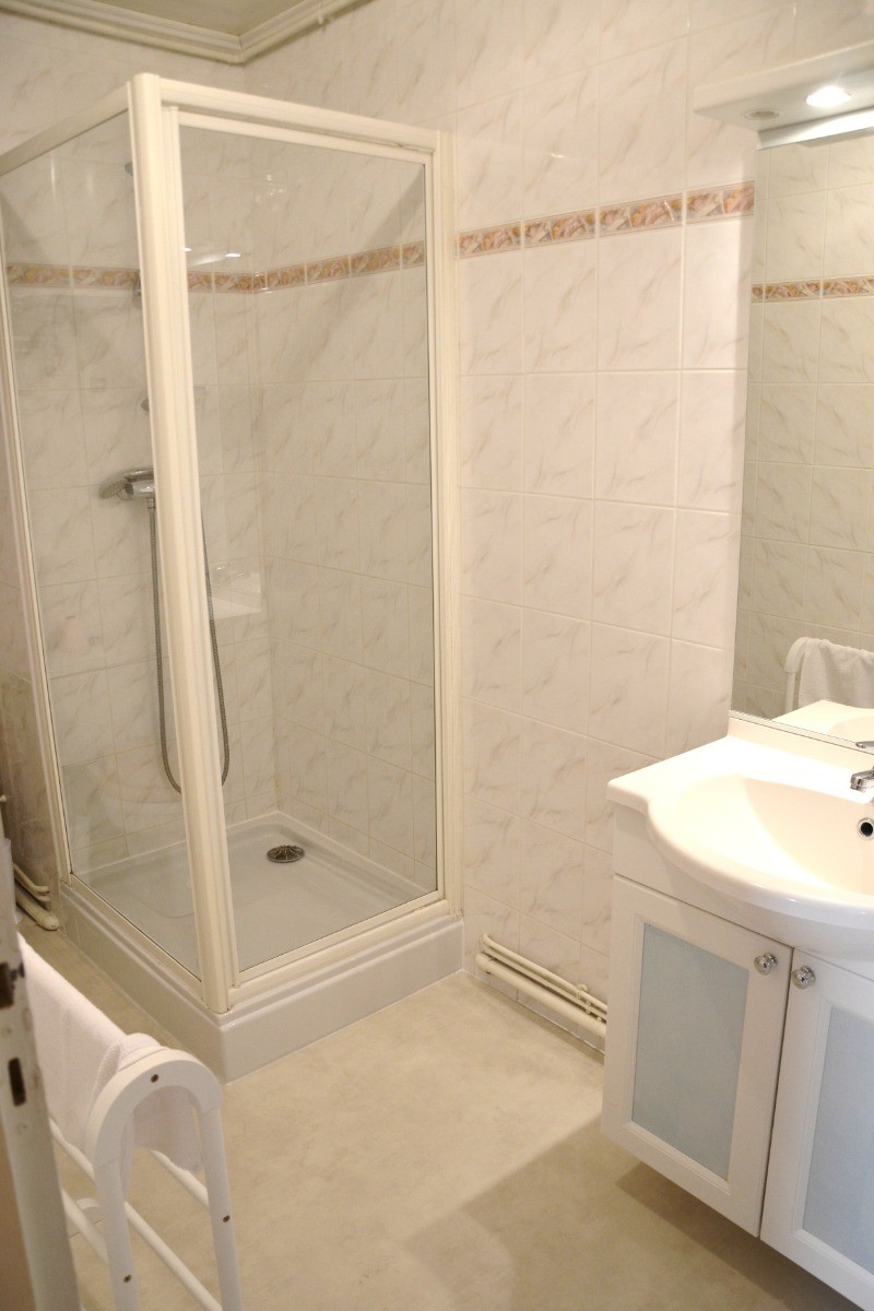 Salle d'eau avec cabine douche
