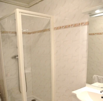 Salle d'eau avec cabine douche