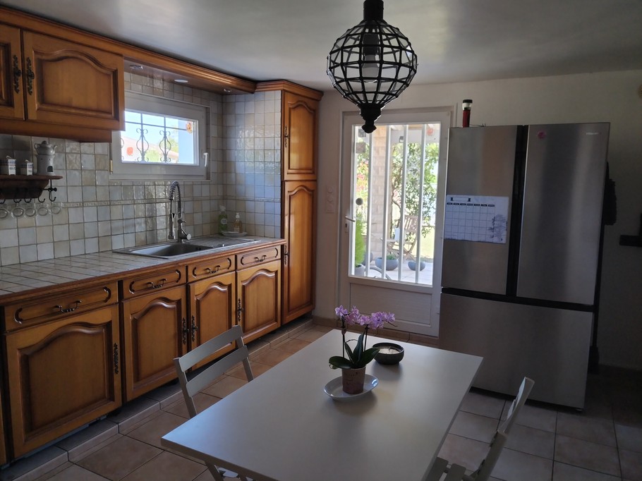 Cuisine équipée: grand réfrigérateur, congélateur, lave linge, lave vaisselle, four électrique, plaque 5 feux gaz, micro ondes, cafetière et l'or de Barrière, bouilloire....