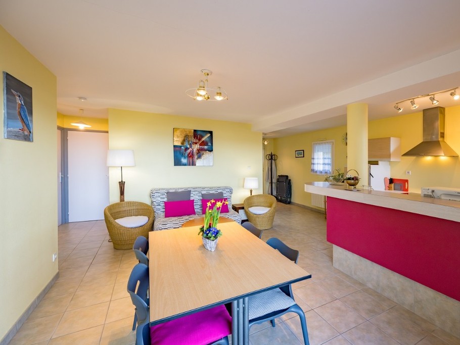 pièce commune, avec porte fenêtre accès direct sur terrasse, vue sur mer.