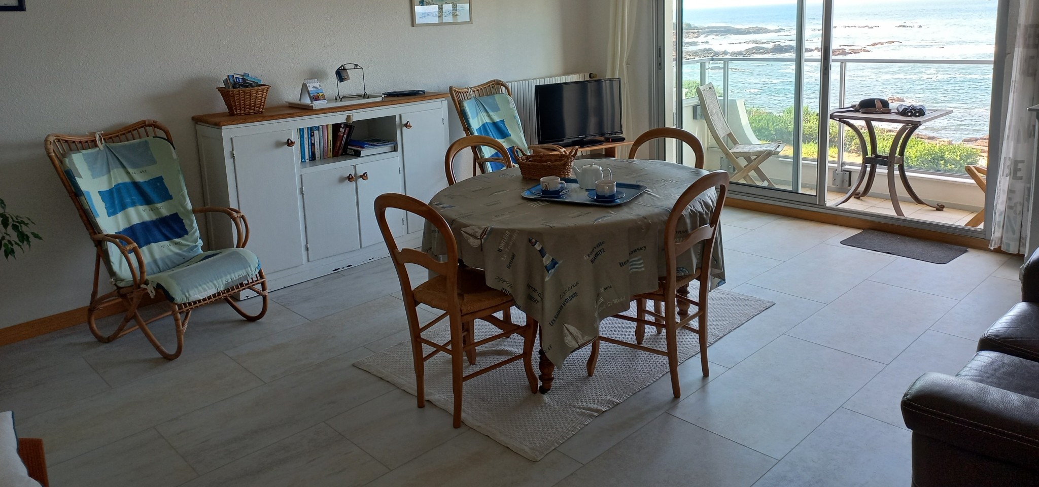 Balcony facing the sea