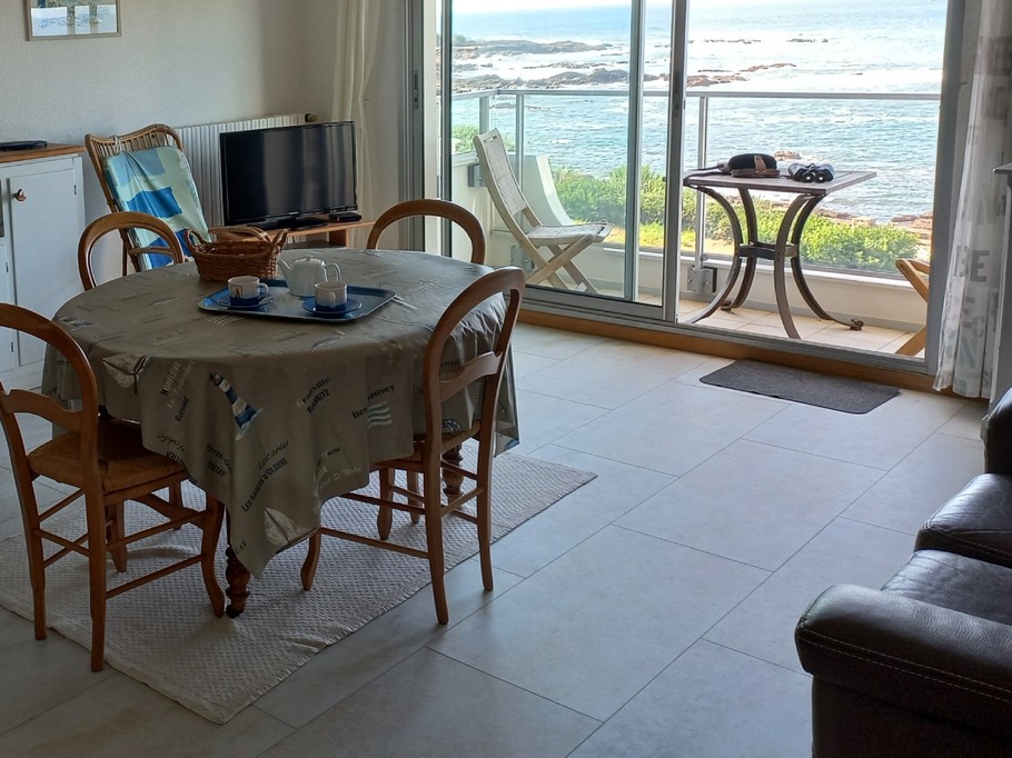 Balcony facing the sea