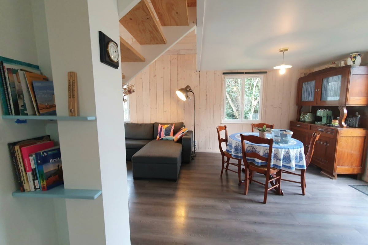 Pièce de vie de plain-pied avec coin cuisine, coin séjour et coin salon