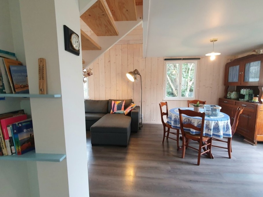 Pièce de vie de plain-pied avec coin cuisine, coin séjour et coin salon