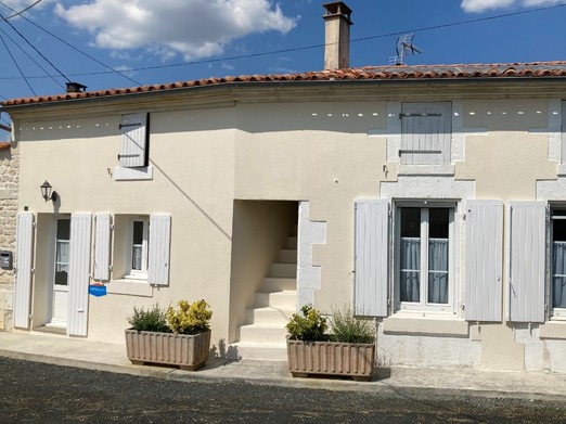 Façade avant du gite La Ramée avec piscine pour 6 personnes, près de Rochefort, Charente maritime