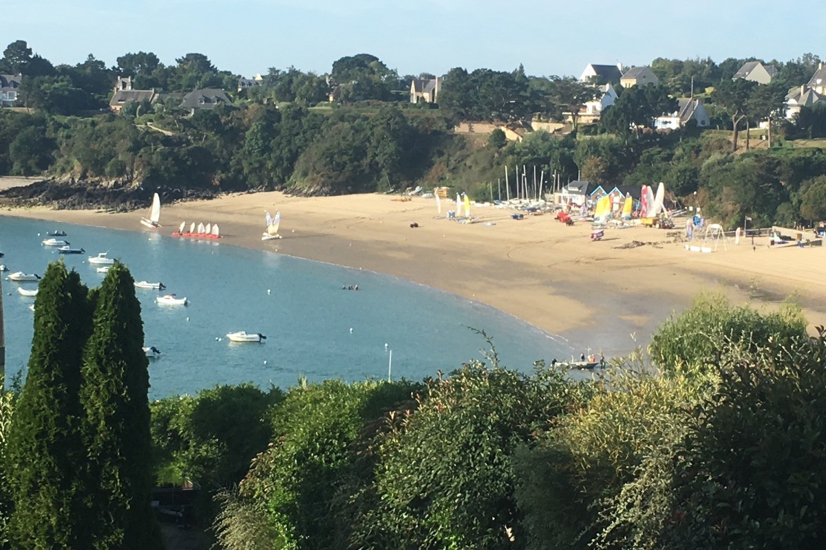 La belle plage de Port Mer à Cancale avec ses activités marines.