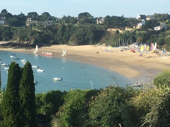 La belle plage de Port Mer à Cancale avec ses activités marines.