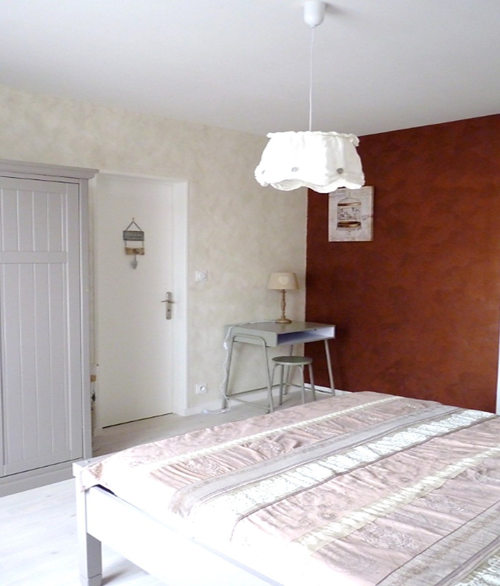 Chambre indépendante pour 2 personnes (lit 140 cm), avec rangements et espace bureau.