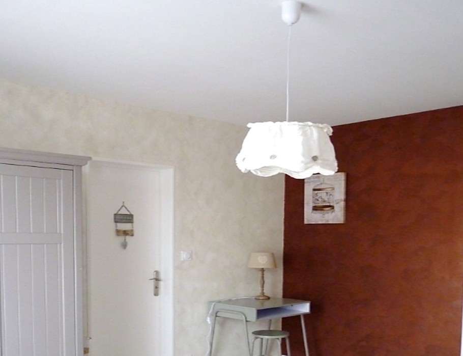 Chambre indépendante pour 2 personnes (lit 140 cm), avec rangements et espace bureau.