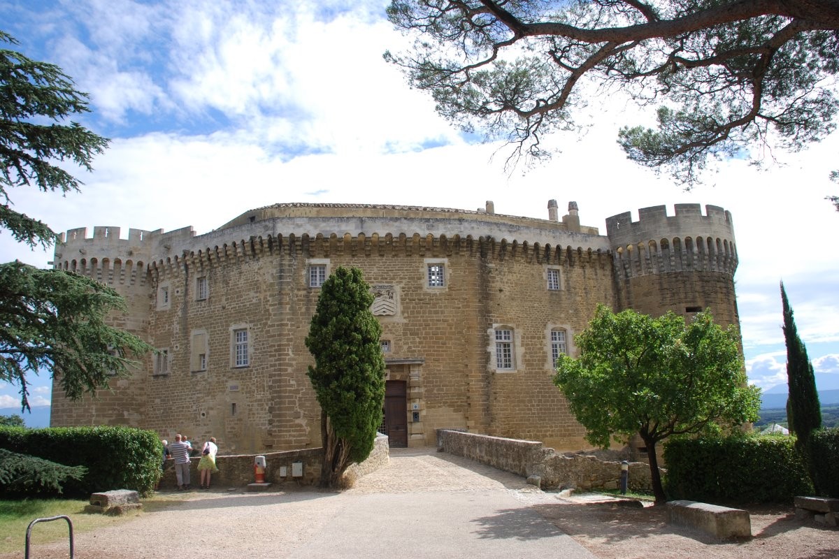 Le château de Suze la Rousse à 12 mn