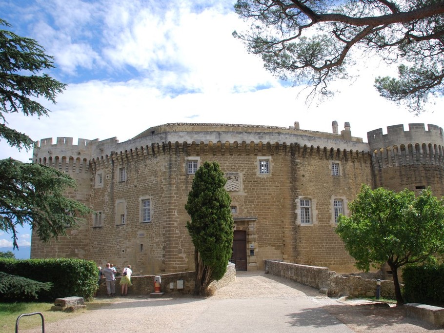 Le château de Suze la Rousse à 12 mn