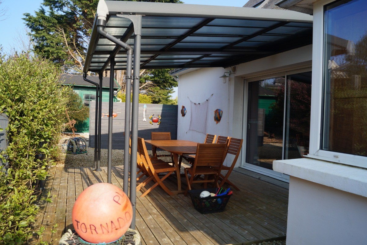 Terrasse couverte inondée de soleil l'après midi et le soir