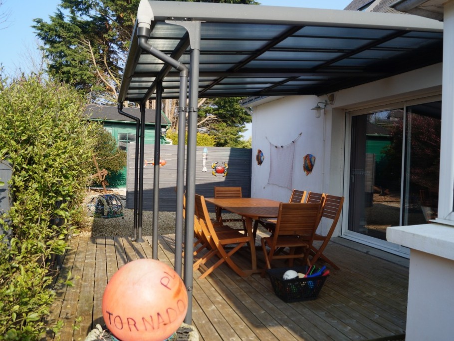 Terrasse couverte inondée de soleil l'après midi et le soir