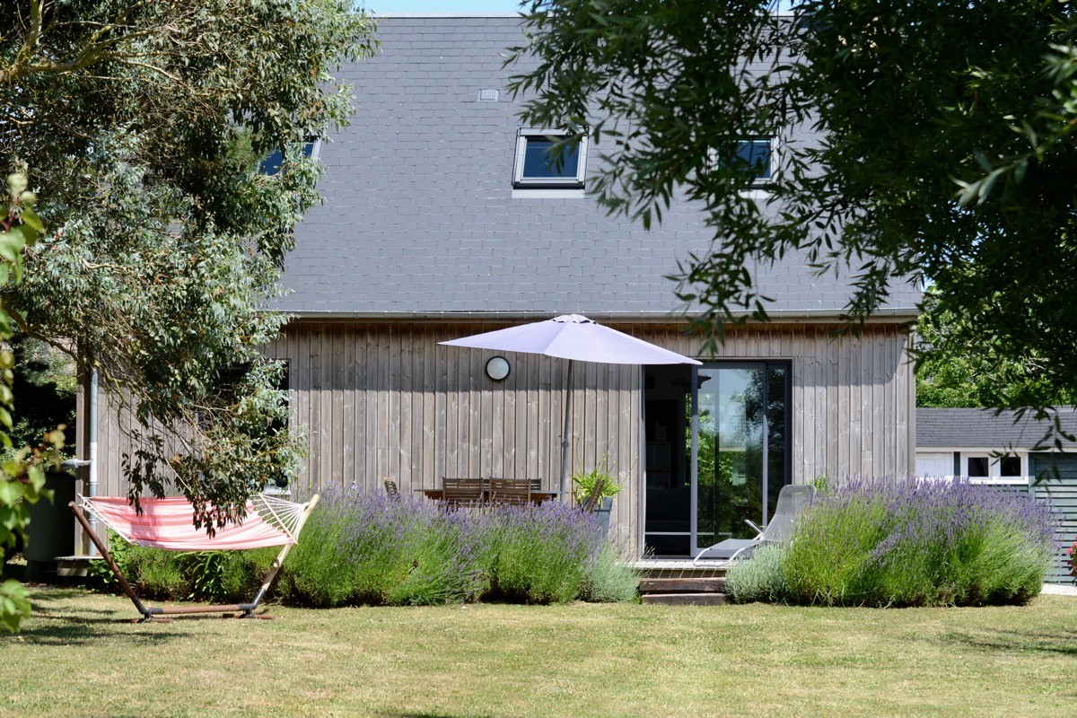 Le gîte côté jardin avec la terrasse.
