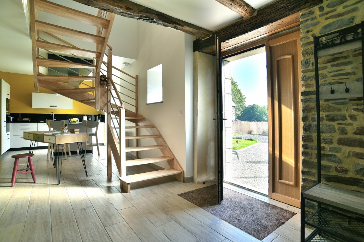 Entrée de la maison donnant sur la grande pièce de vie.