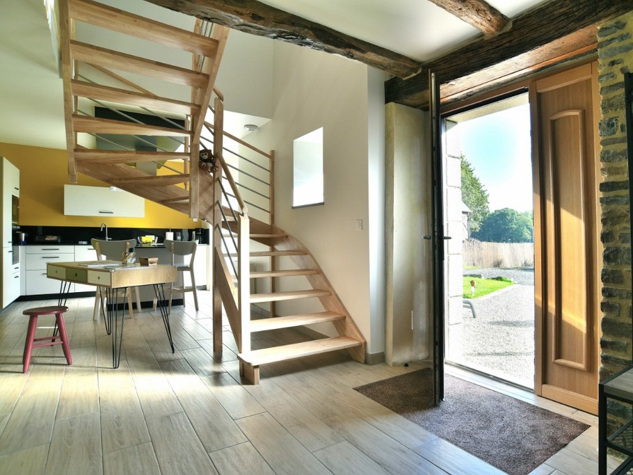 Entrée de la maison donnant sur la grande pièce de vie.