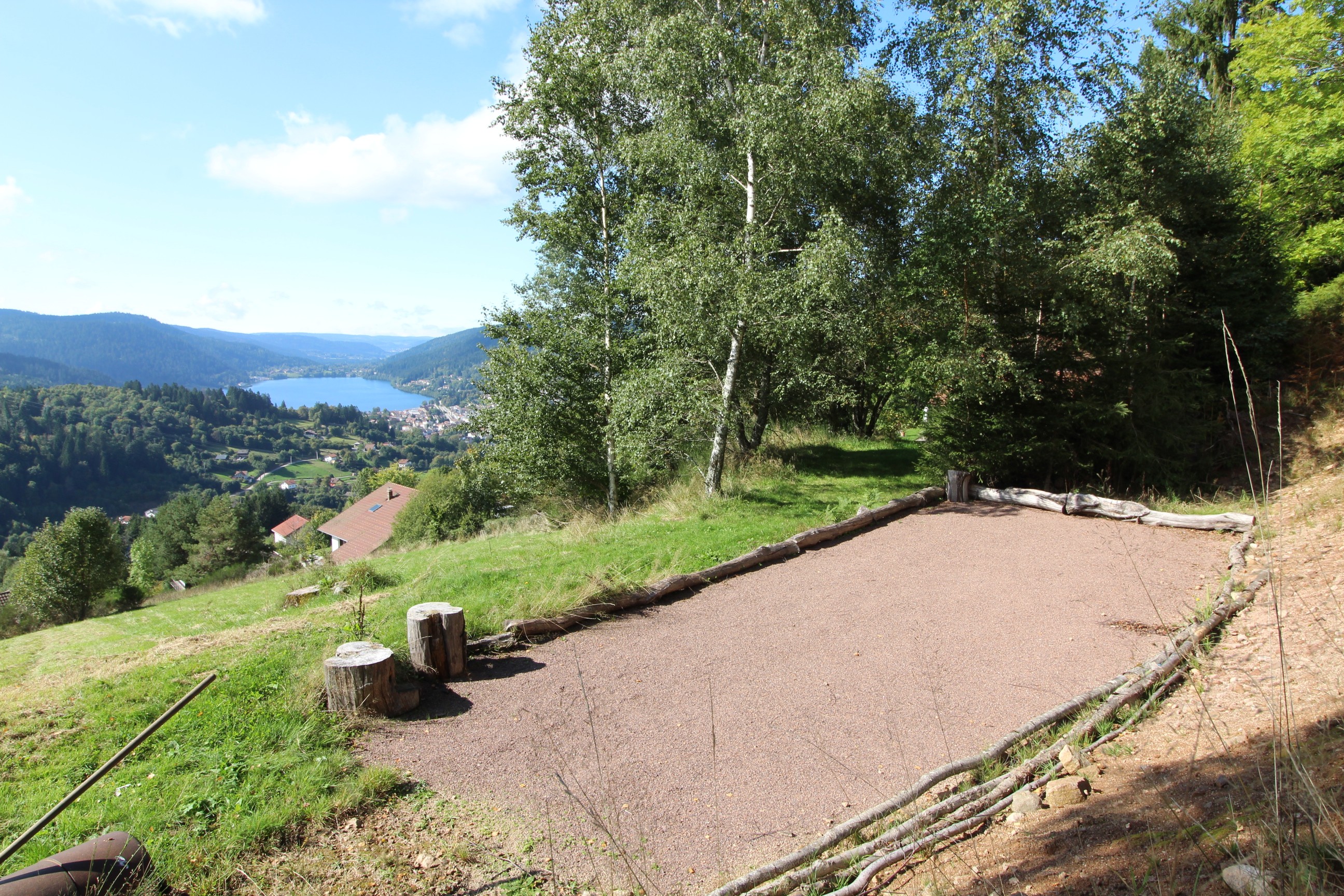 Terrain de pétanque - Gîte Les Neufs Lieux – Gérardmer, 4 étoiles, piscine et vue imprenable sur le lac