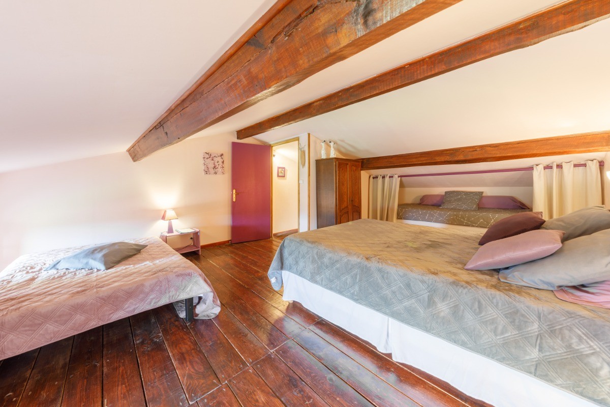 Vue d'ensemble de la chambre à l'étage