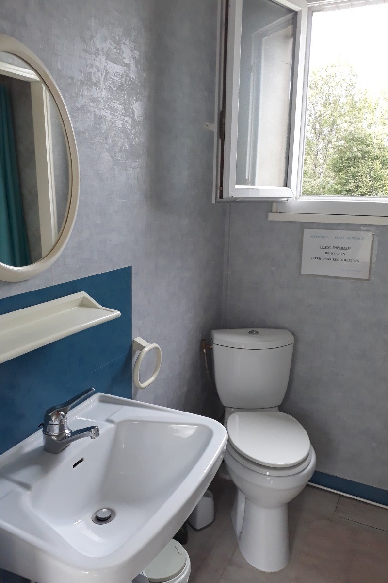 Salle d'eau avec WC