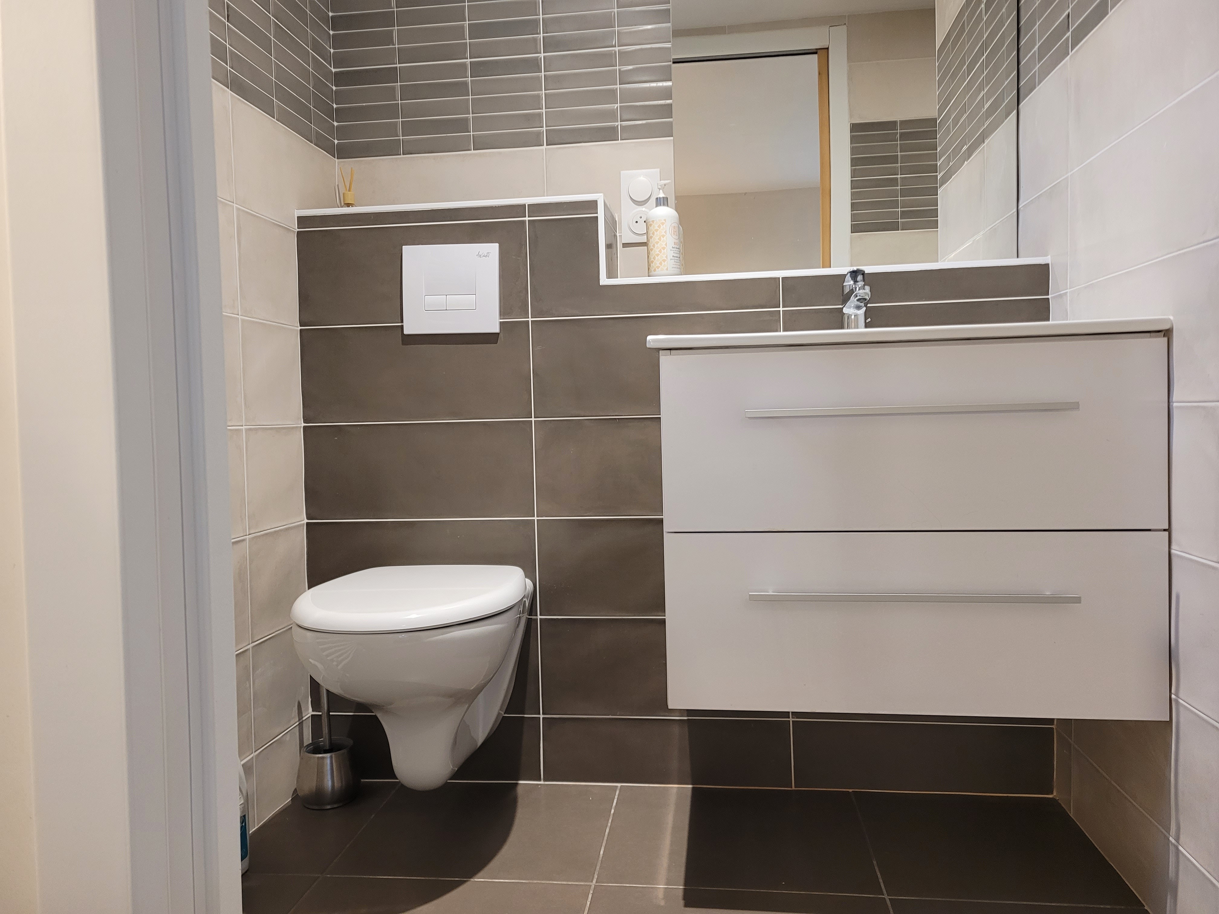 GOUEZEL, Pleneuf-Val-André, chambre essentielle, Henriade avec lit 160 et salle d'eau avec douche WC et lavabo