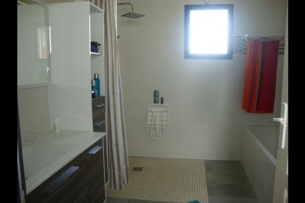salle de bain avec douche à l'italienne,baignoire.