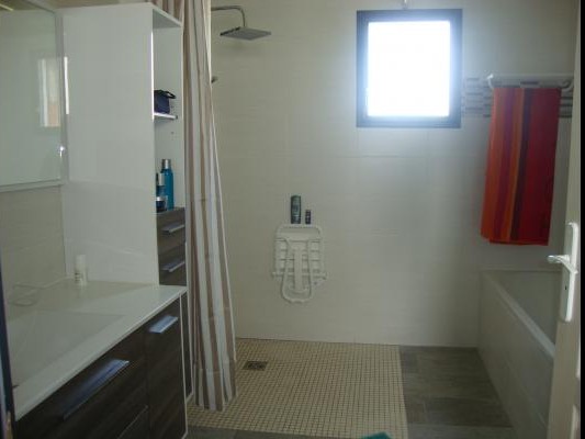 salle de bain avec douche à l'italienne,baignoire.