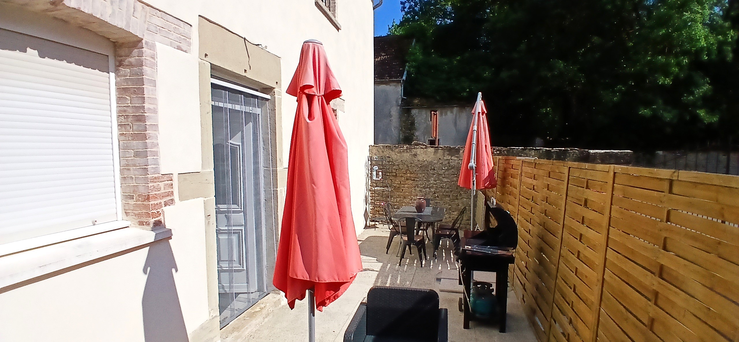 ... a dining area ... 
