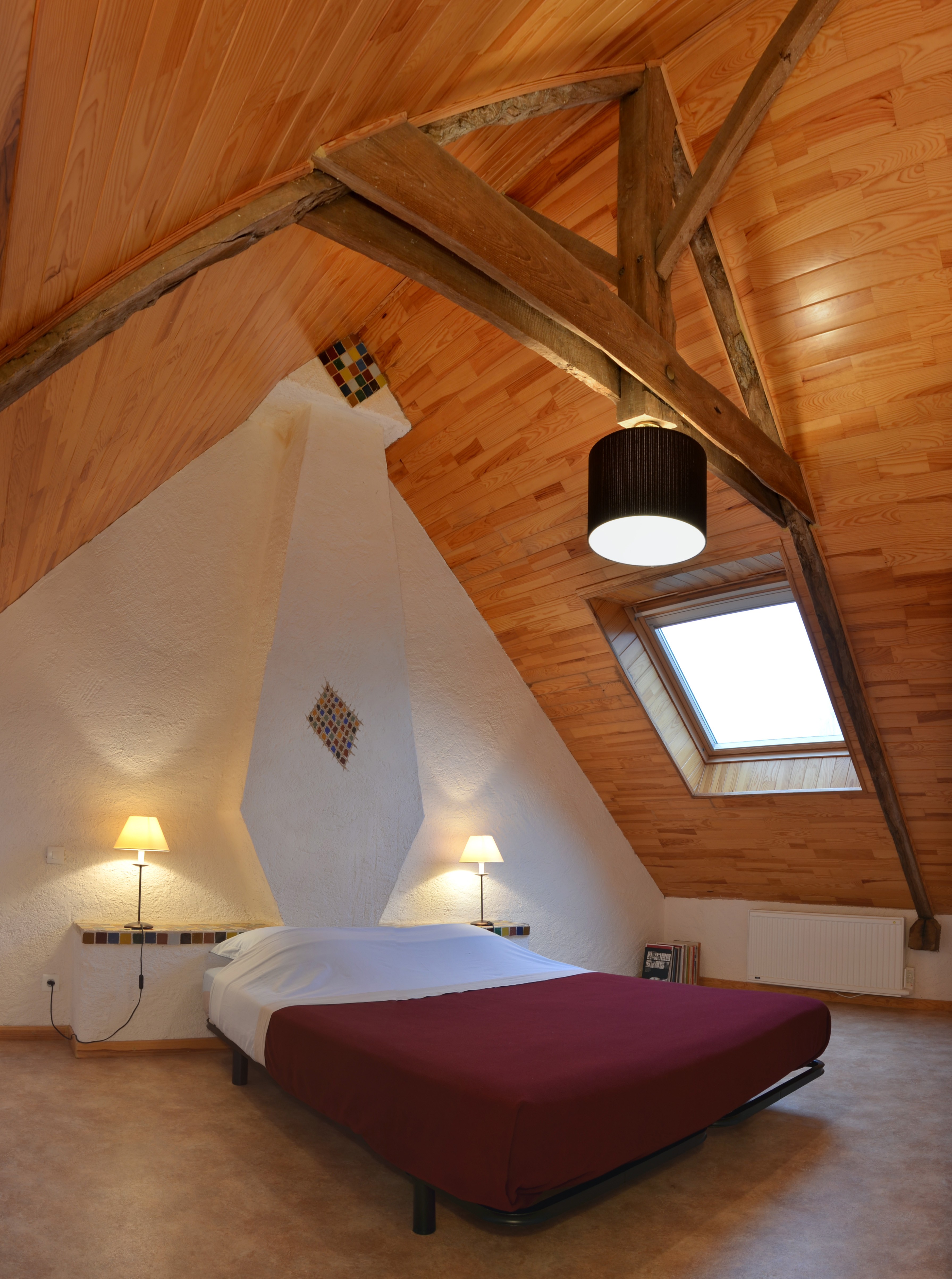 Chambre à l'étage avec un lit 160 cm cm et rangements. Belle hauteur sous plafond