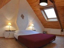 Chambre à l'étage avec un lit 160 cm cm et rangements. Belle hauteur sous plafond