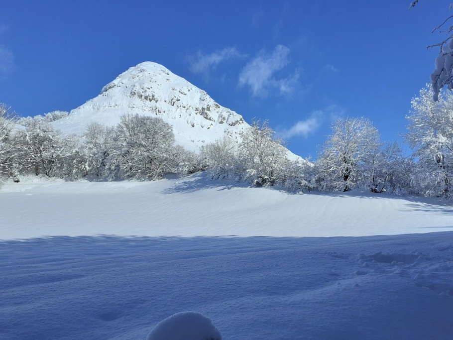 montagne enneigée située à proximité du gite