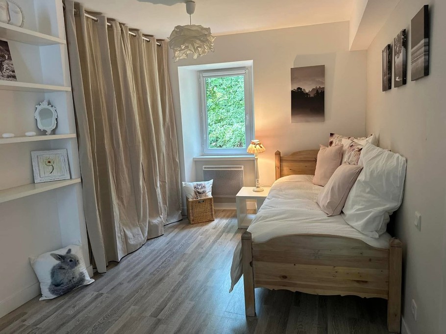 Chambre2 1er étage 1 lit double et 1 lit simple