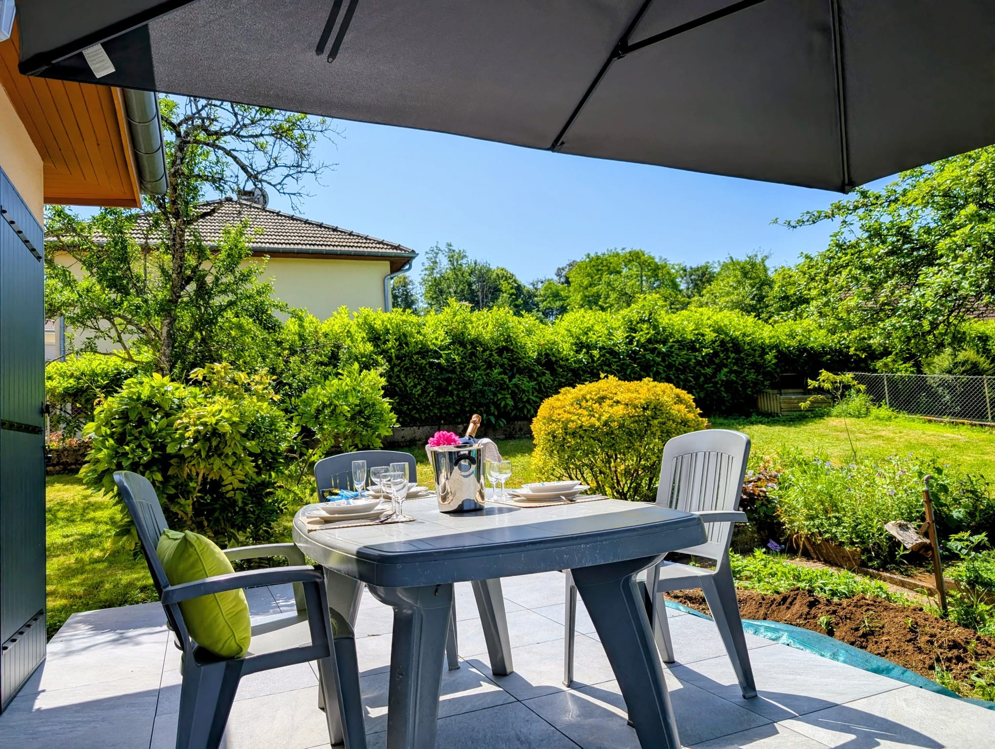 Lunch on the sunny terrace with access to the garden