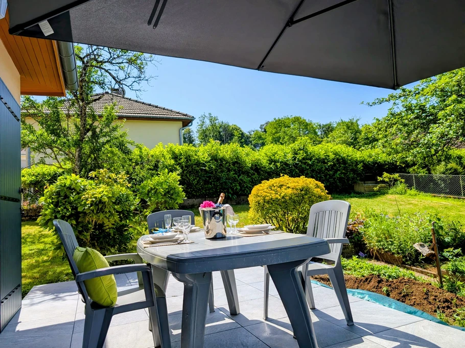 Lunch on the sunny terrace with access to the garden