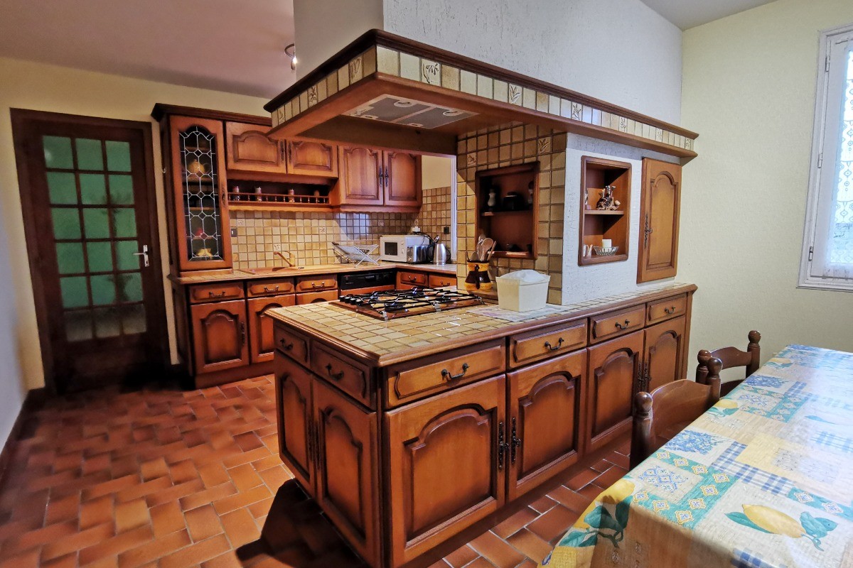 Cuisine indépendante communicante avec le séjour