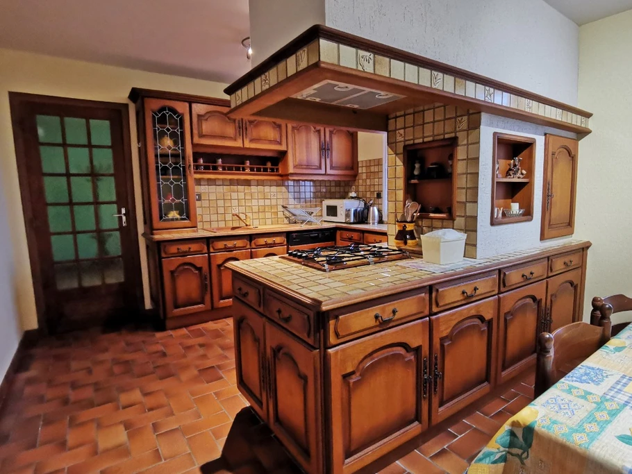 Cuisine indépendante communicante avec le séjour