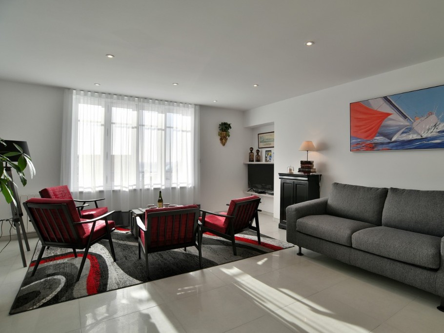 Pièce de vie très lumineuse vue mer, avec coin cuisine, coin salon (canapé convertible très confortable 160 cm) et coin séjour. L'appartement de plain-pied est situé en front de mer au Port de la Houle à Cancale)