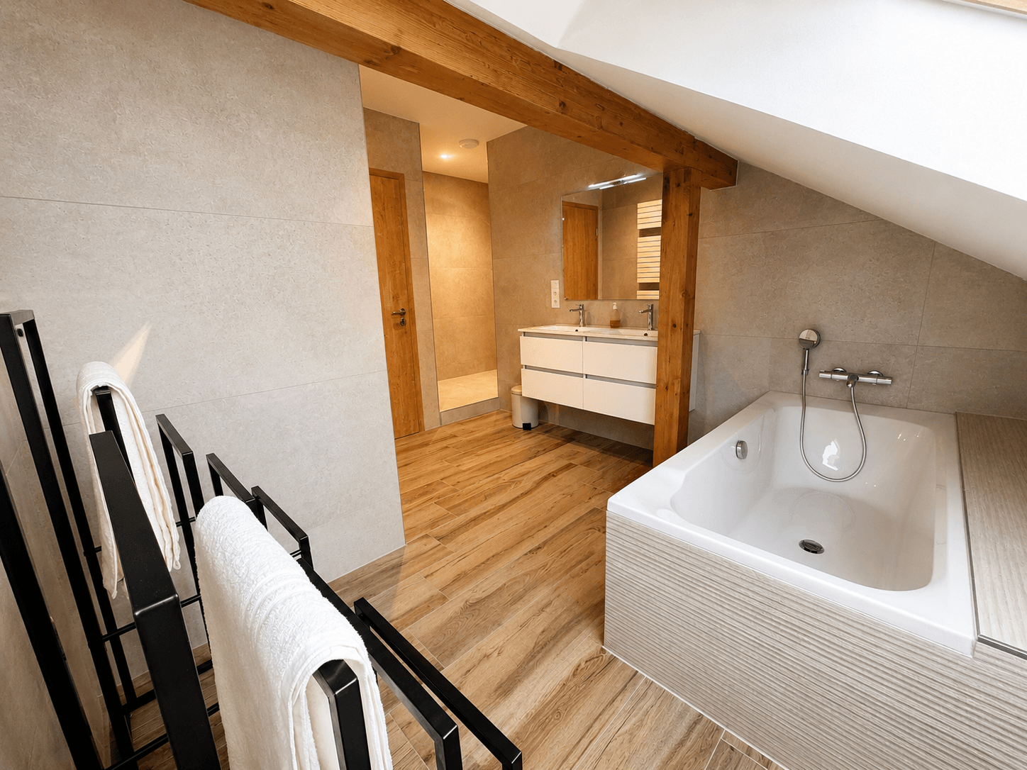 La salle de bain à l'étage avec douche et baignoire
